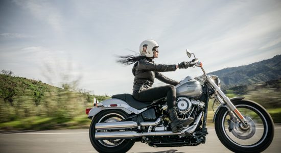 une femme conduisant une Harley Davidson