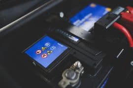 Gros plan sur une batterie de moto ou de voiture