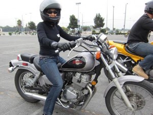femme a moto