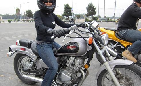 Etre féminine en moto : nos conseils – Moto au féminin : tout sur la moto