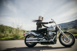 une femme conduisant une Harley Davidson