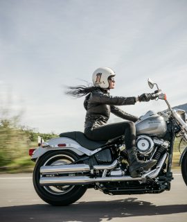 une femme conduisant une Harley Davidson