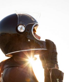 Jeune femme équipée d'un casque de moto anti-bruit