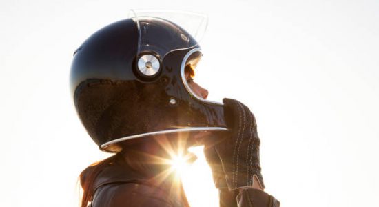 Jeune femme équipée d'un casque de moto anti-bruit